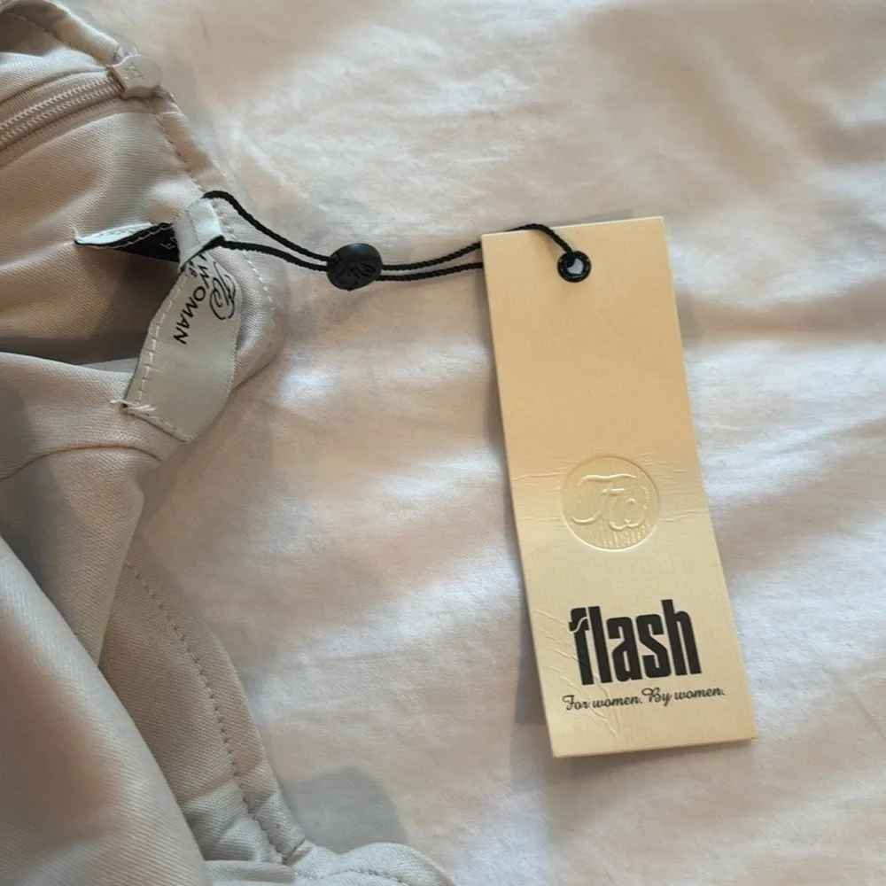 Flash 🔥sale🔥Woman NWT sand colored skirt